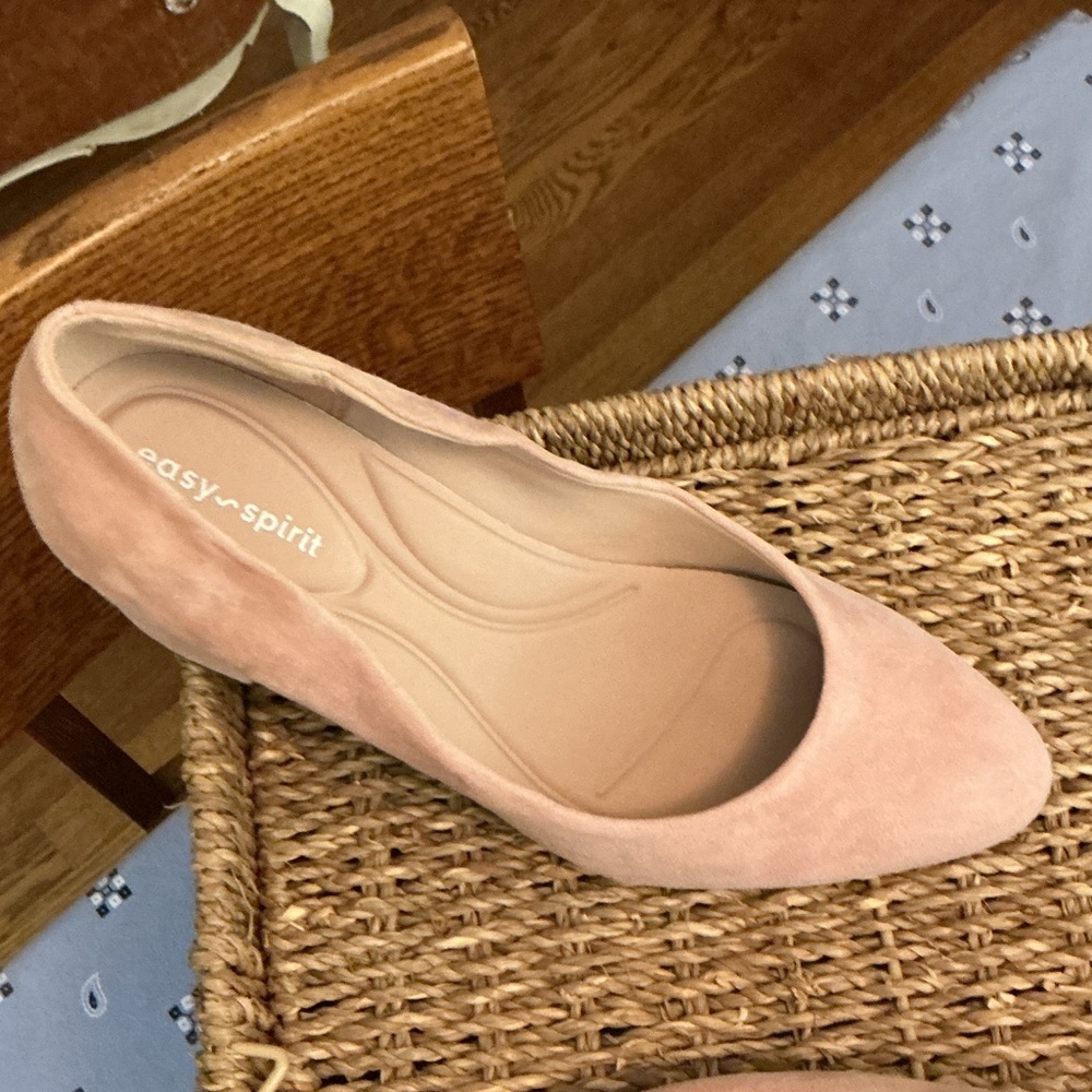 Easy Spirit Sueded Pink Women's Heels - Picture 5 of 6
